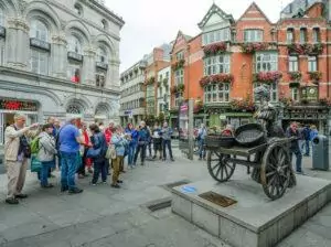 Statue of Molly Malone and her cart at the current location on Suffolk Street.