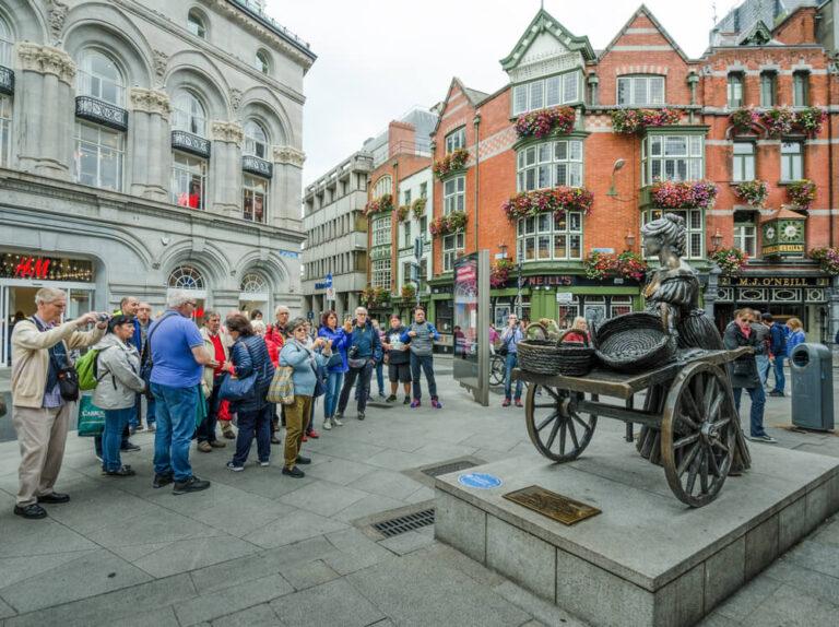 Statue of Molly Malone and her cart at the current location on Suffolk Street.